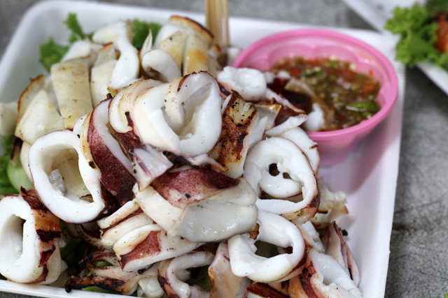 Pla Meuk Yang (grilled squid ปลาหมึกย่าง) Pla Meuk Yang (grilled squid ปลาหมึกย่าง)